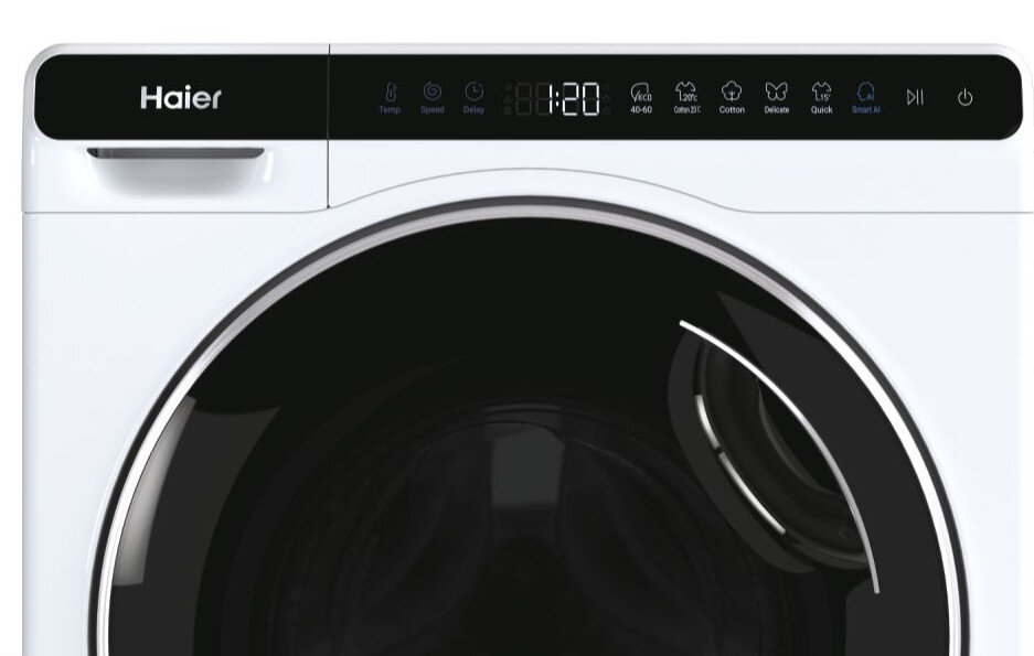 Górna część pralki Haier. Posiada wyświetlacz cyfrowy i przyciski sterowania.