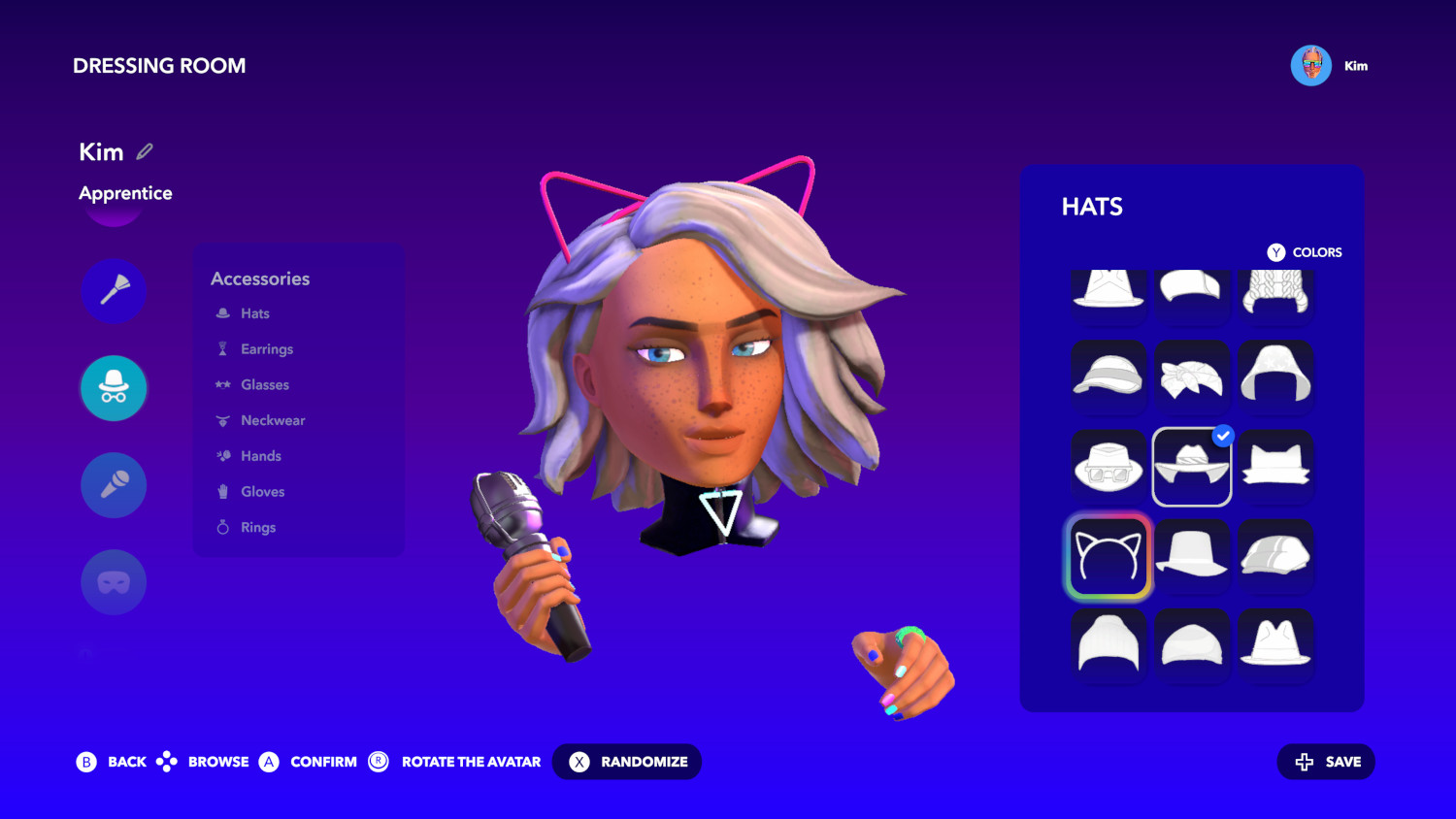 Un écran de personnalisation de personnage dans un jeu. Le personnage a des oreilles de chat et tient un micro.