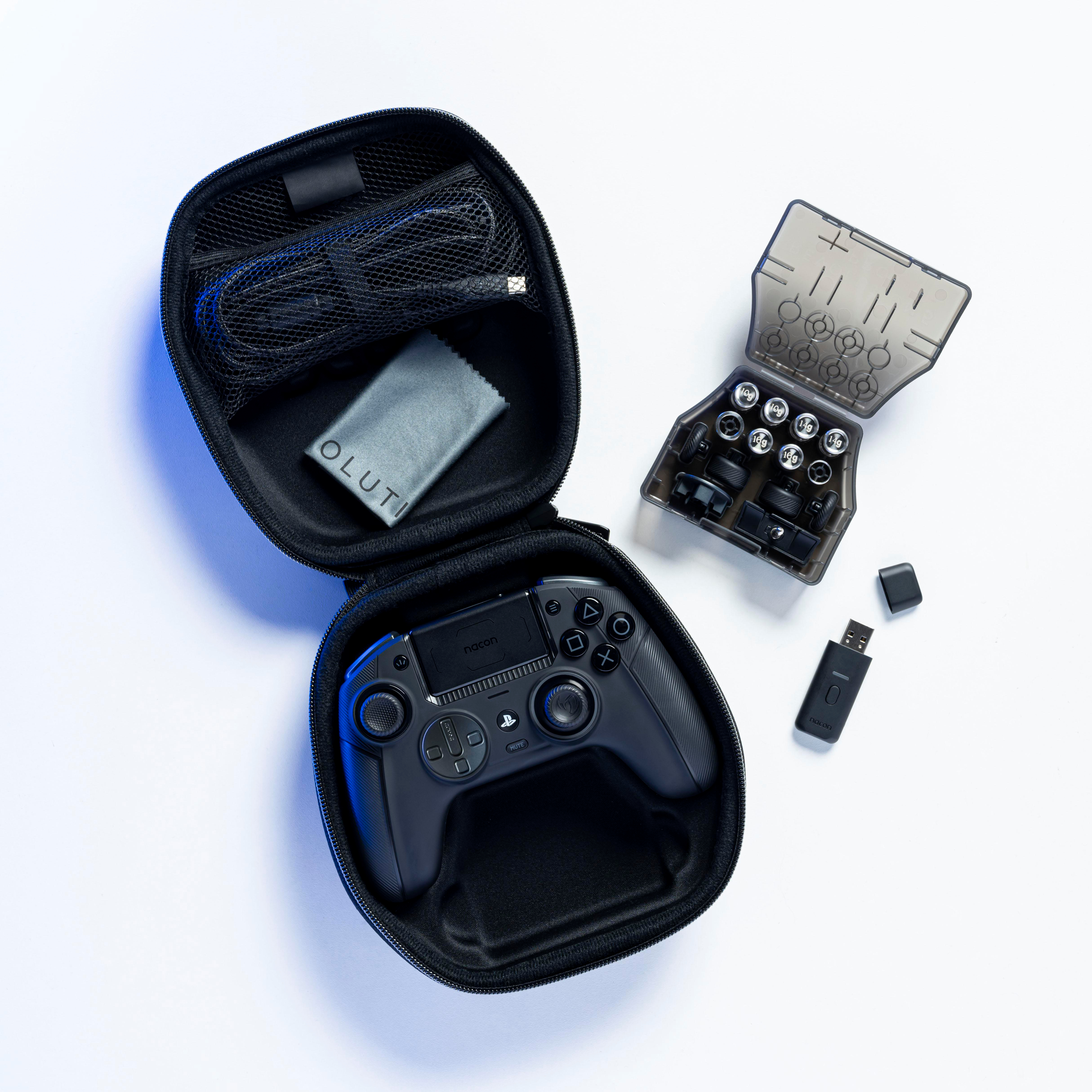 Schwarzer Controller, Werkzeuge und Zubehör in einem schwarzen Koffer. Der Koffer ist geöffnet.