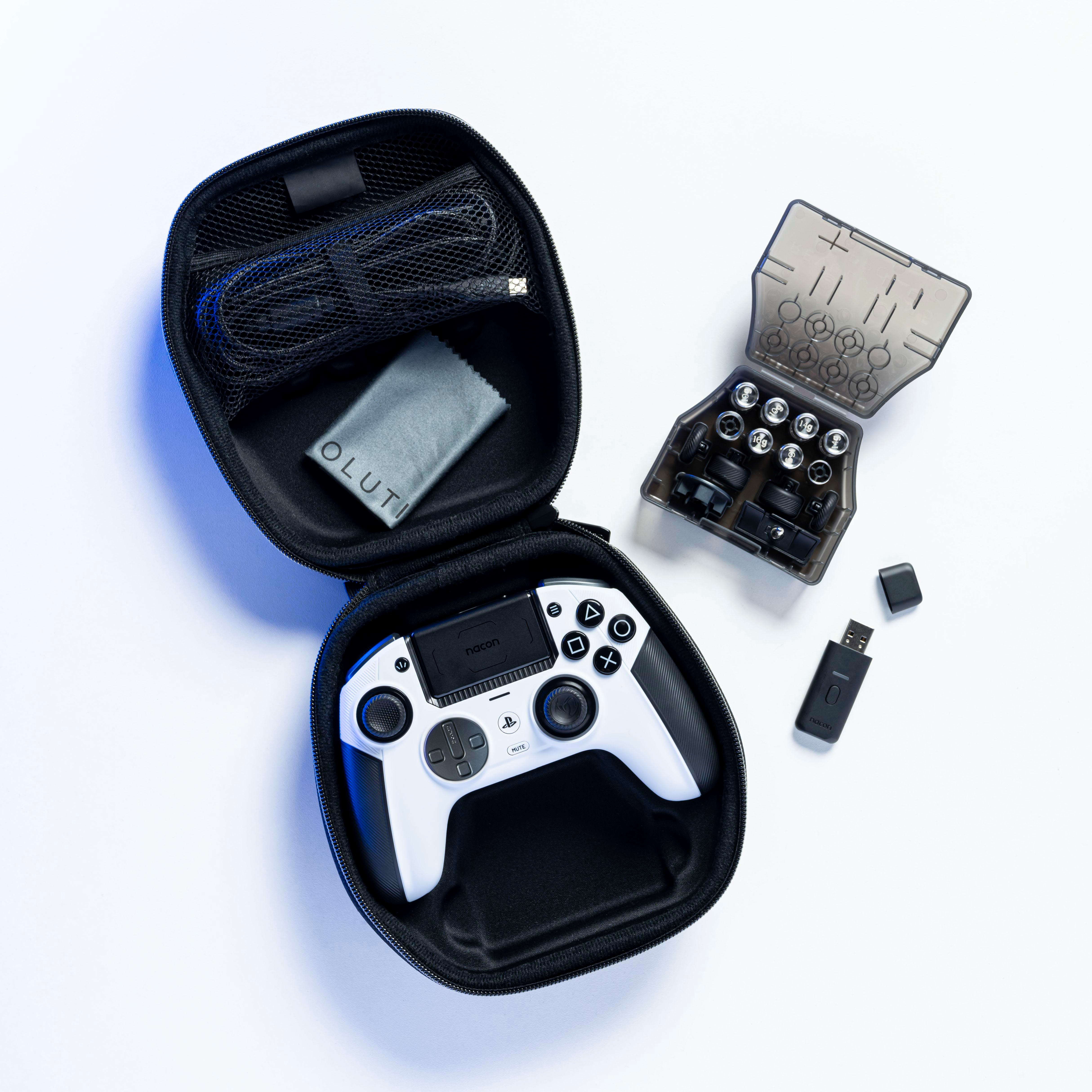 Ein schwarzes Etui mit einem weißen Gamecontroller, Zubehör und einem USB-Empfänger.