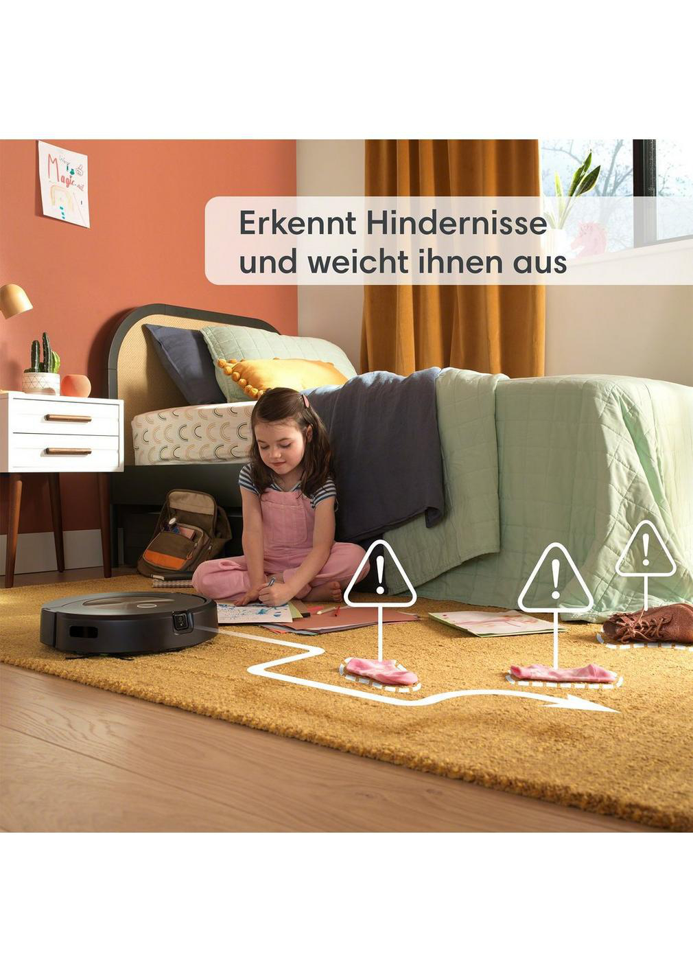 Ein Mädchen sitzt auf einem gelben Teppich, in der Nähe ist ein Roboter-Staubsauger.