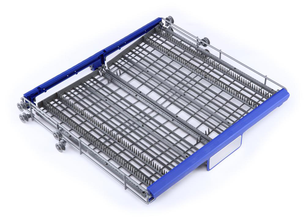 Ein Geschirrspülerkorb mit Rollen, blauen Zierleisten und einem Metallgitter.