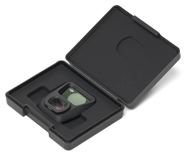 Czarne pudełko zawierające obiektyw aparatu, z otwartą górą. Obiektyw znajduje się we wkładce z pianki.