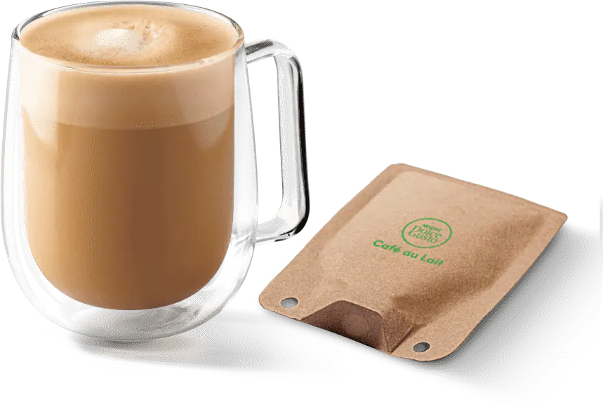 Ein durchsichtiger Glasbecher mit einem Latte und einer Kaffeekapsel daneben auf schwarzem Untergrund.