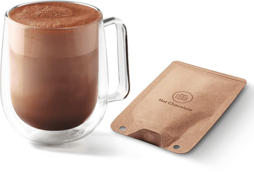 Una tazza di vetro con cioccolata calda e un pacchetto di cioccolata calda. Isolato su nero.