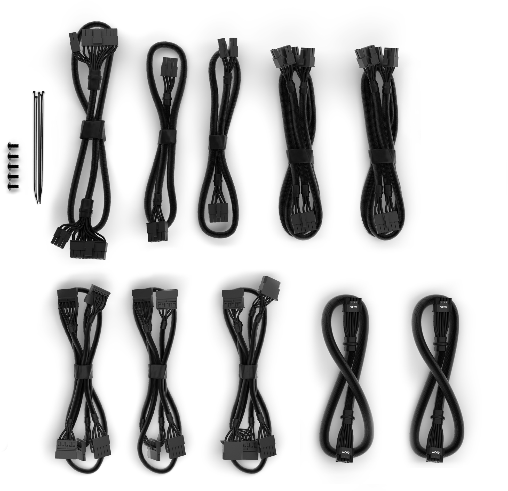 Verschiedene schwarze PC-Netzteilkabel und Schrauben auf weißem Untergrund angeordnet.