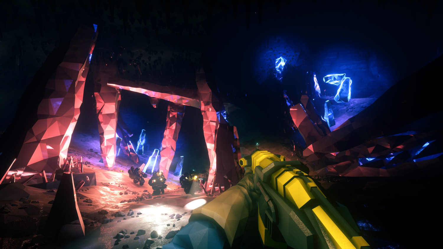 Vue à la première personne d'une scène de jeu, arme jaune, figures dans une grotte avec cristaux.