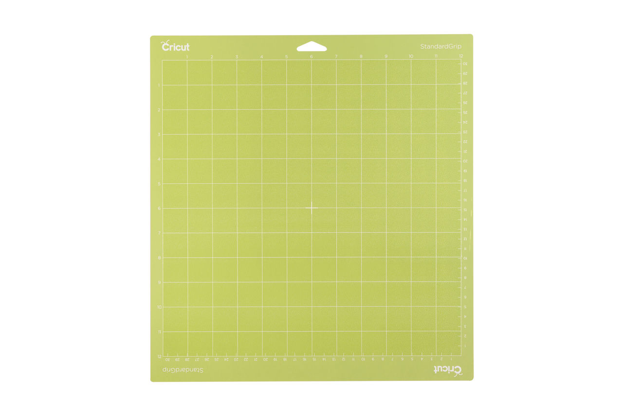 Grüne Cricut Schneidematte. Rastermuster, mit Messmarkierungen an den Rändern.