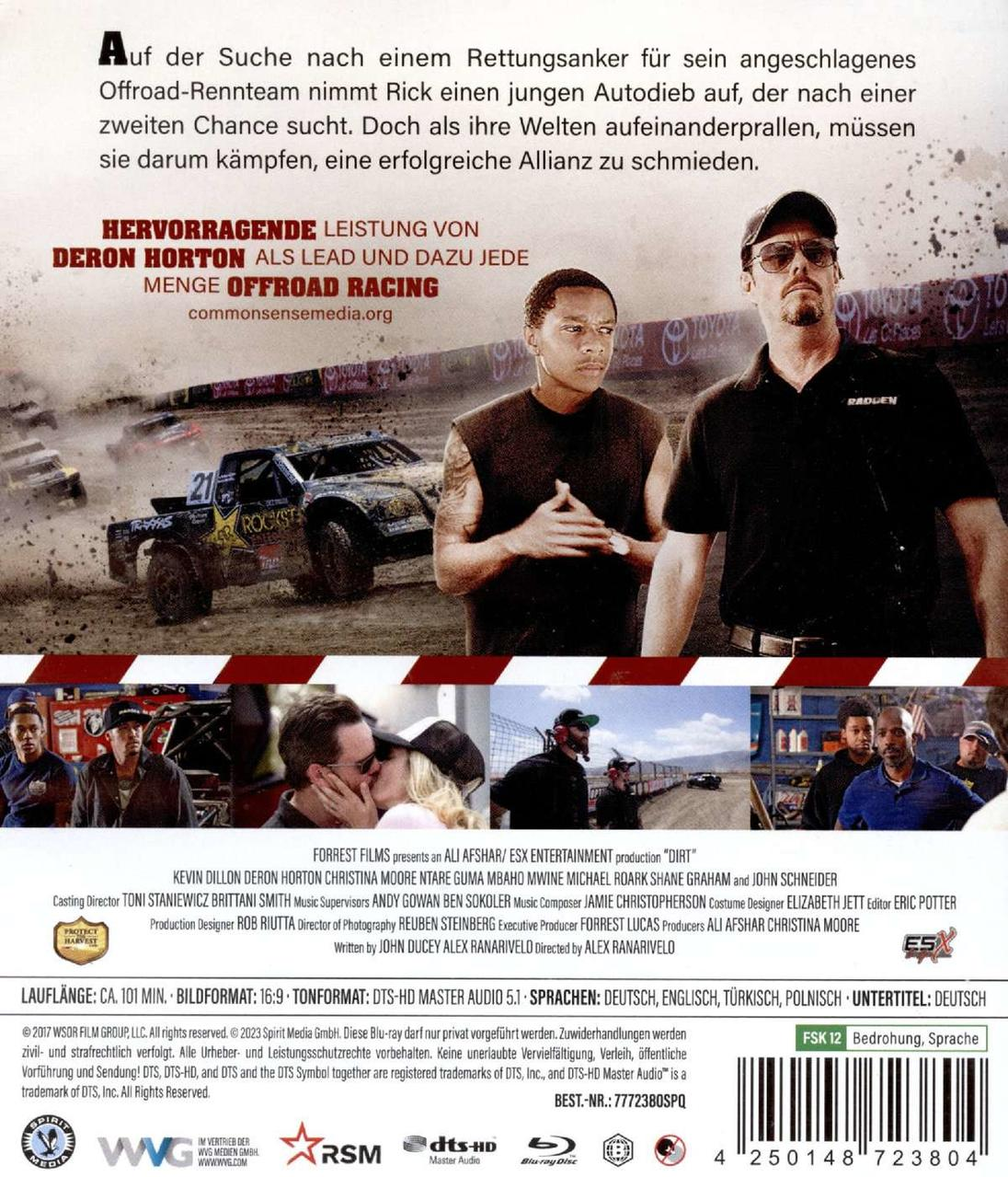 Filmcover mit Text, einem Rennwagen und Schauspielern. Szene ist draußen, Dreck.