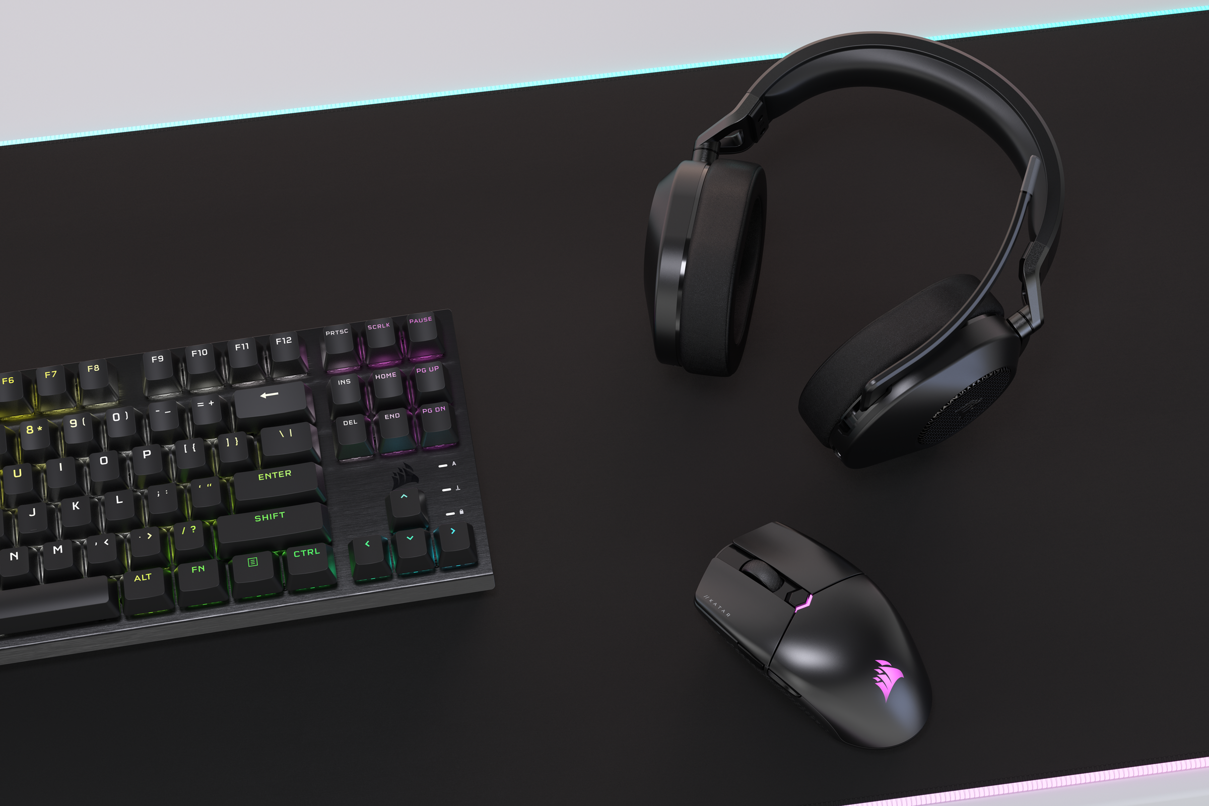 Configuration de jeu : casque, clavier et souris noirs sur une surface noire. Éclairage RVB sur le clavier.