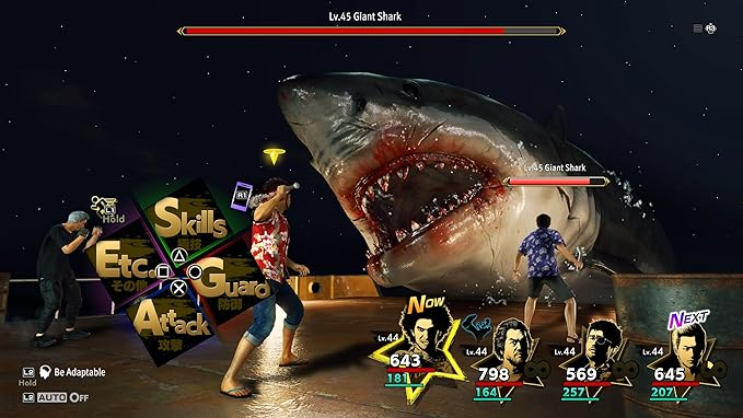 Escena de juego: jugadores frente a un tiburón gigante, con menús de acción e interfaz.