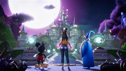 Escena de un juego con Mickey Mouse, una mujer y un mago frente a un castillo por la noche.