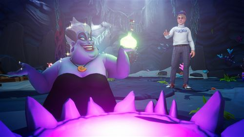 Ursula y un hombre en escena de videojuego. Colores morado y azul dominan.
