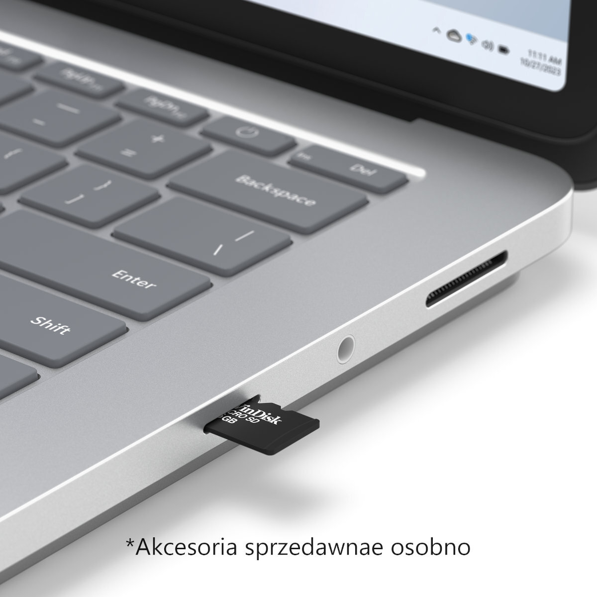 Widok z boku laptopa z włożoną kartą microSD. Czarna karta w srebrnym laptopie.