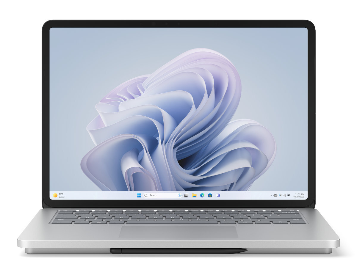 Srebrny laptop z ekranem wyświetlającym kolorowy obraz abstrakcyjny.