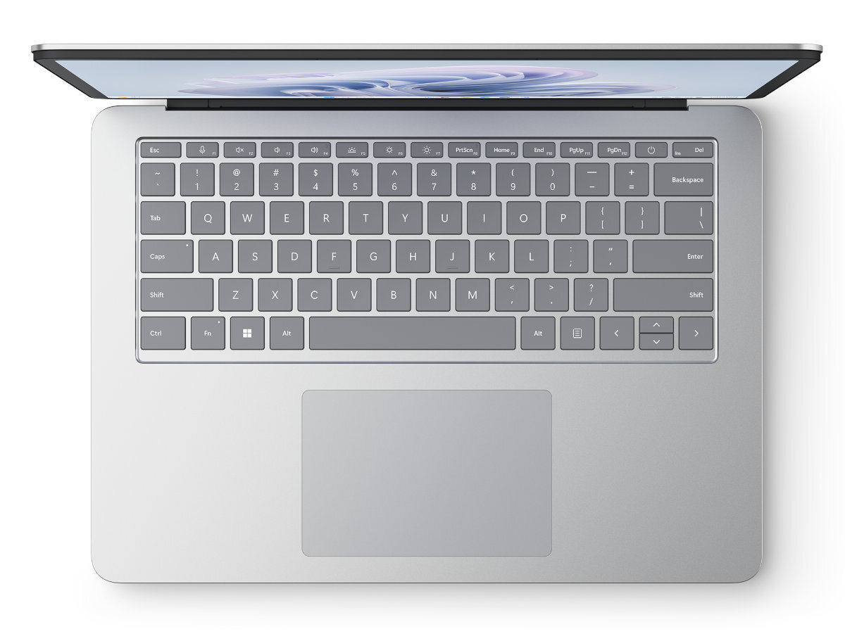 Laptop, widok z góry, widoczna klawiatura, jasnoszary. Ekran otwarty. Białe tło.