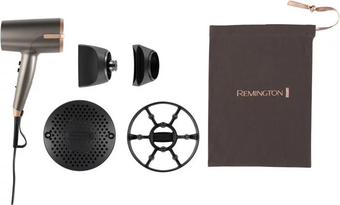 Suszarka do włosów i akcesoria na białym tle.