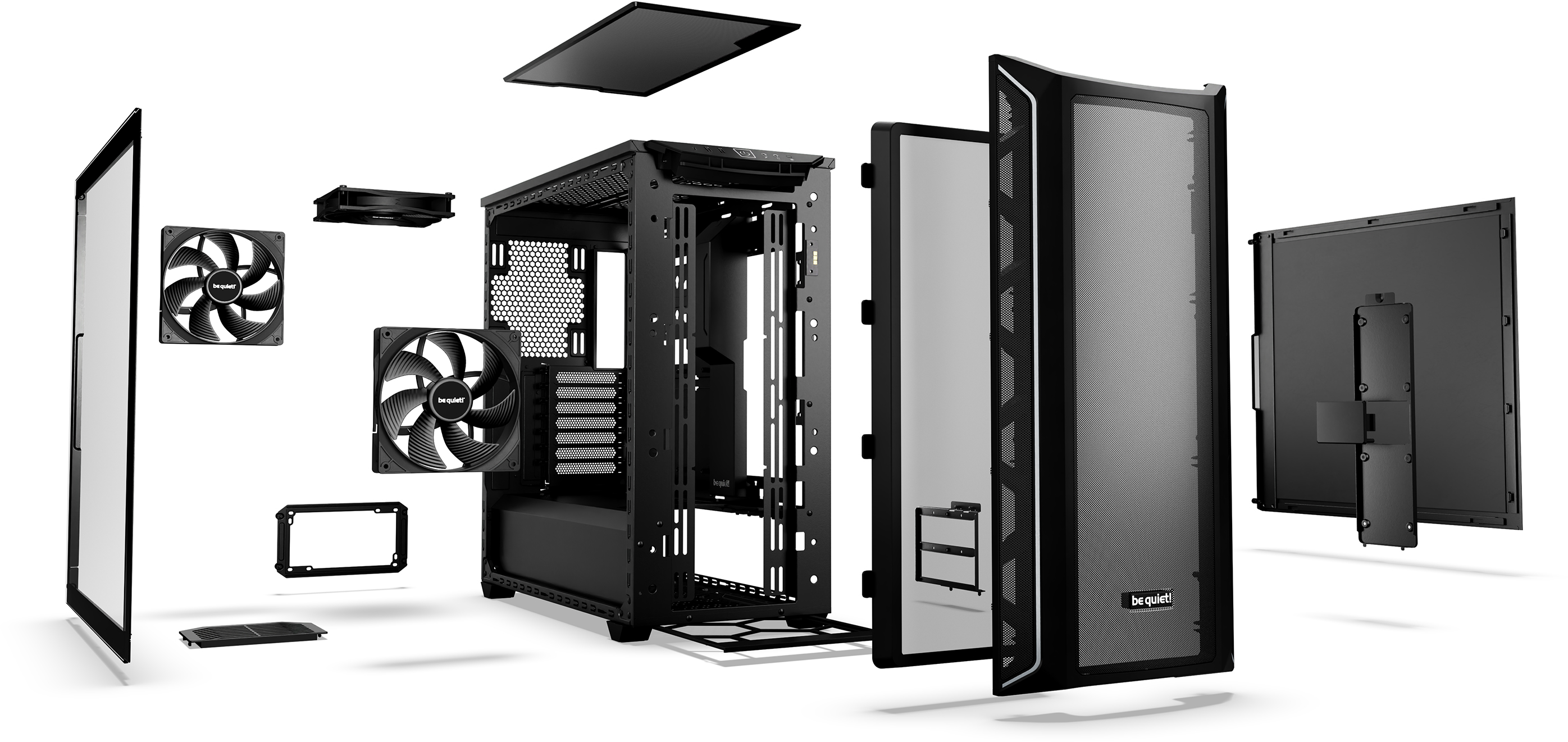 Schwarzes Computergehäuse zerlegt. Komponenten sind vor weißem Hintergrund verteilt.
