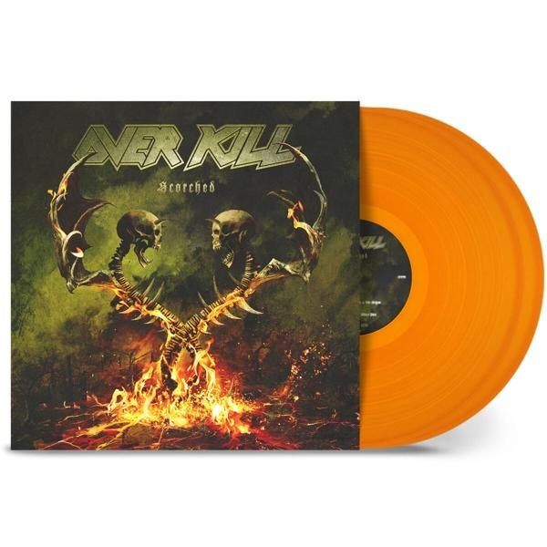 Eine orangefarbene Vinyl-Schallplatte und ein Albumcover mit Totenkopfdesign mit dem Titel "Scorched" von Overkill.