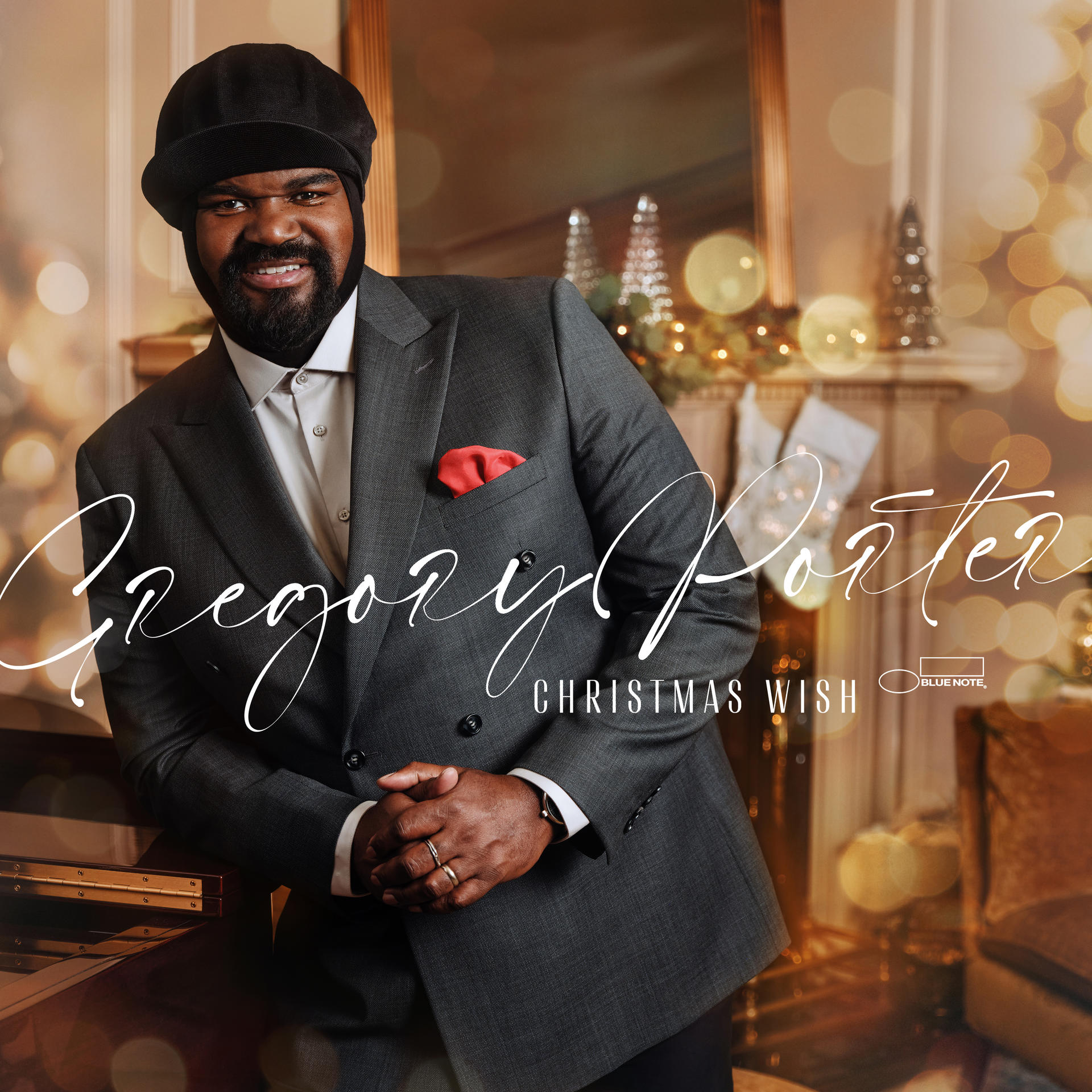 Gregory Porter, egy férfi mosolyog, karácsonyi háttérrel.