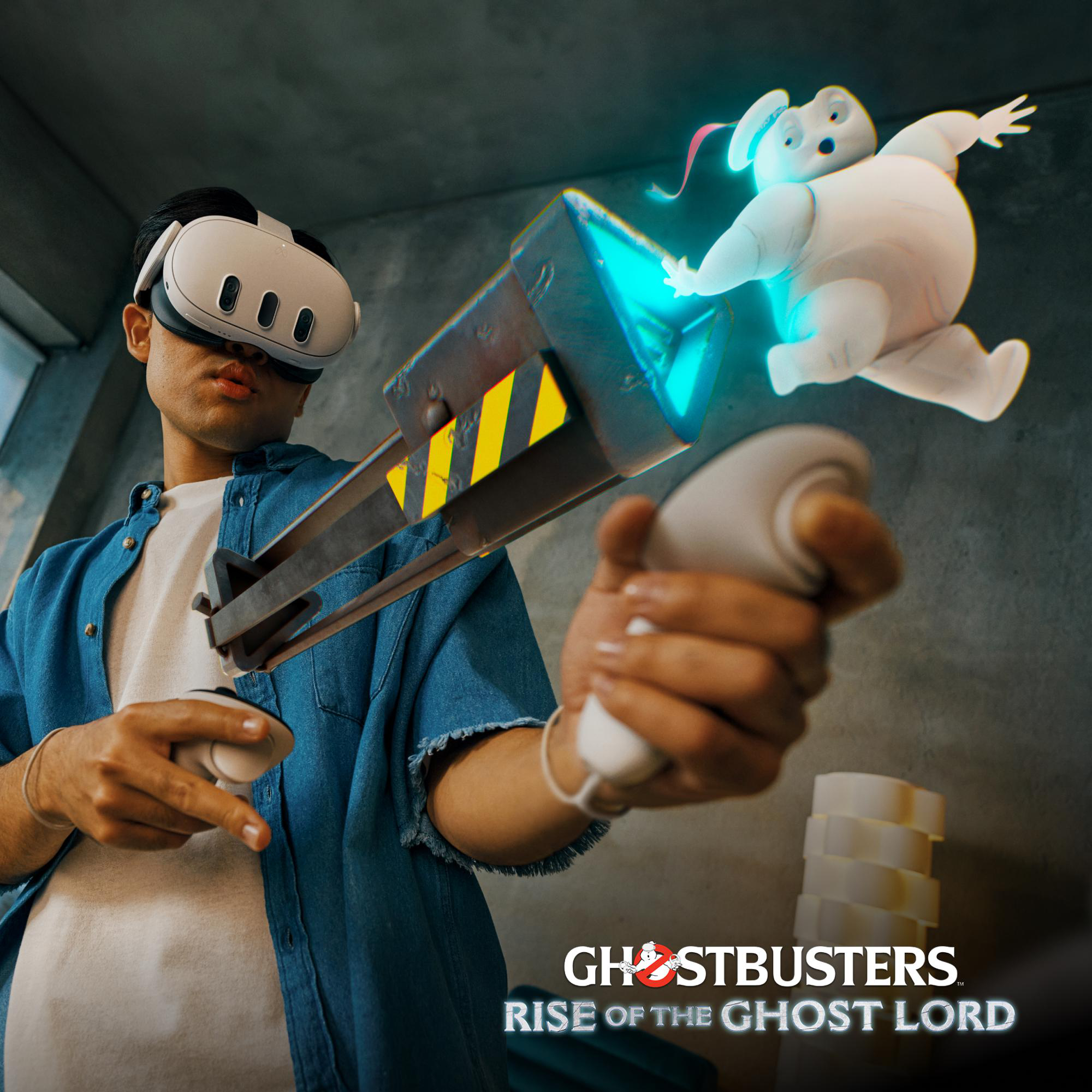 Mann mit VR-Brille hält futuristische Waffe.