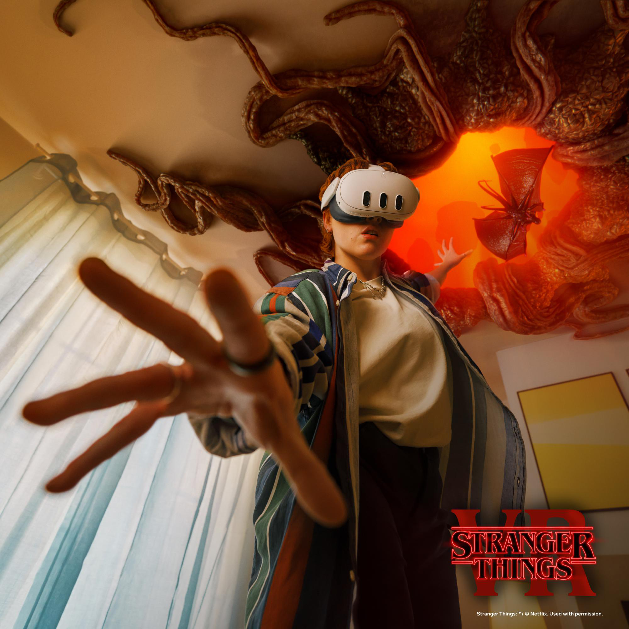 Frau mit VR-Headset, die ihre Hand in Richtung eines Stranger Things Portals ausstreckt.