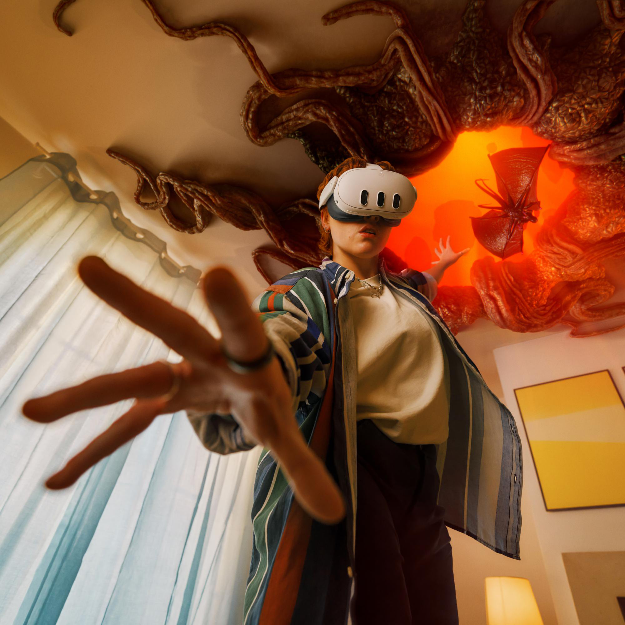 Person trägt VR-Headset, greift nach einem Portal in einem Raum.