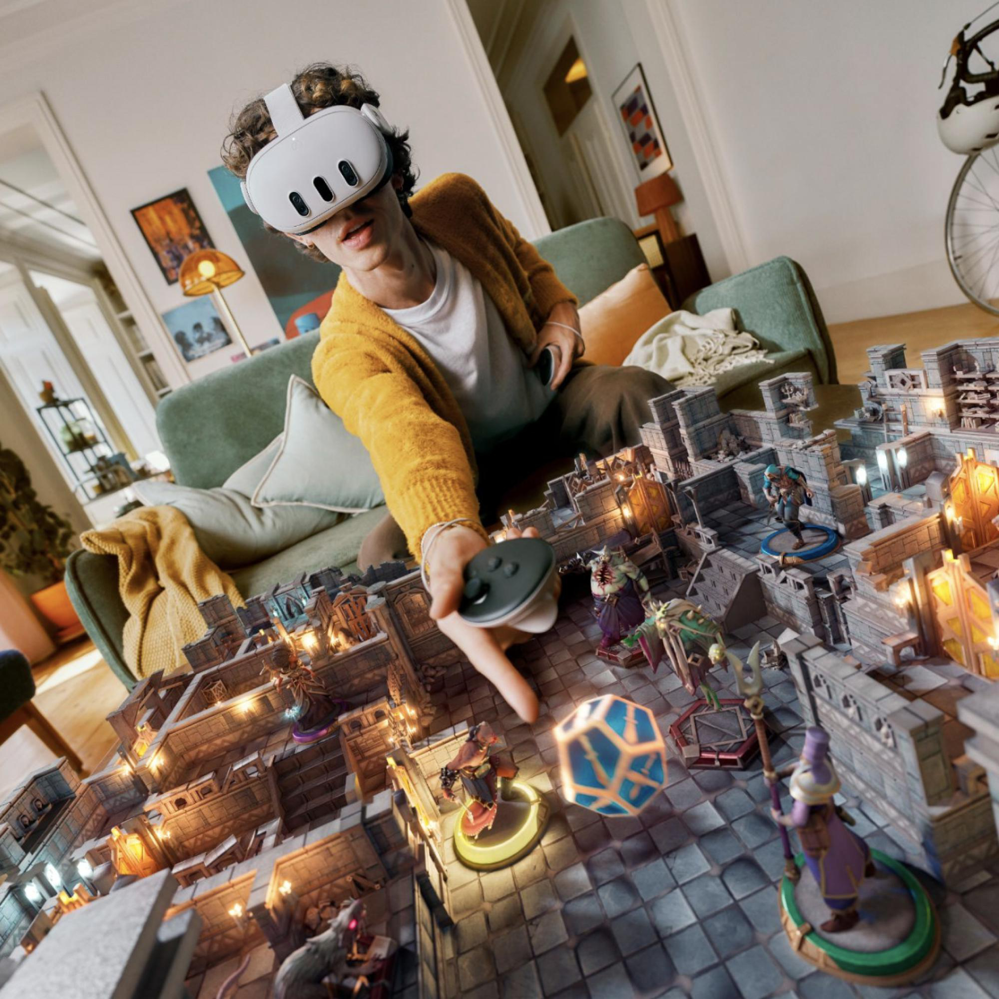Eine Person mit VR-Brille interagiert mit einem Tischspiel mit Figuren.