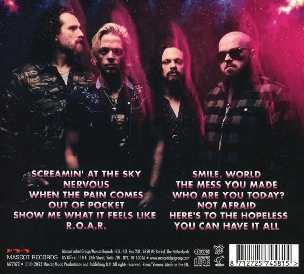 Albumcover mit vier Bandmitgliedern, Text mit Songtiteln und Logo.