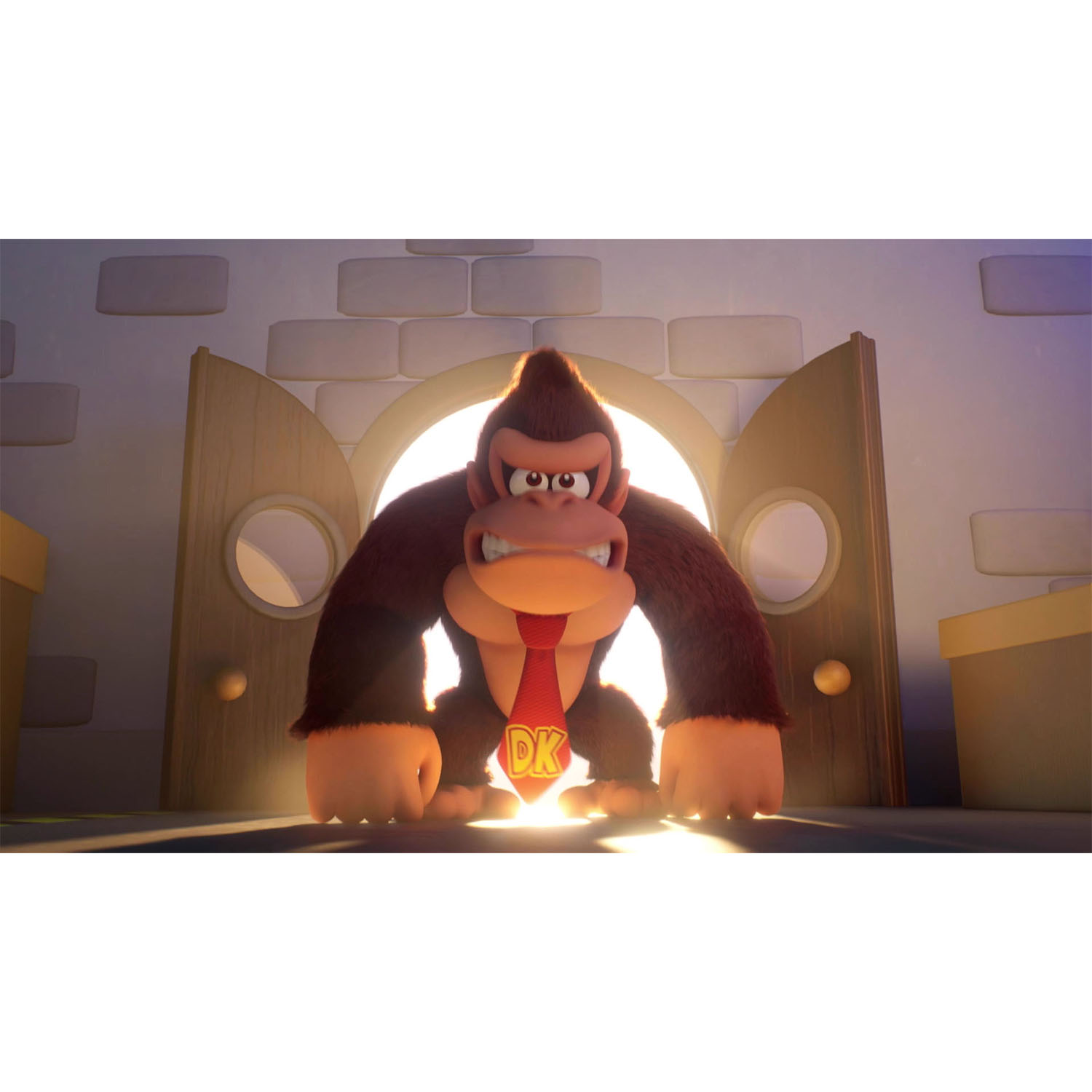 Personaggio di Donkey Kong, con cravatta rossa, in piedi davanti a una porta.