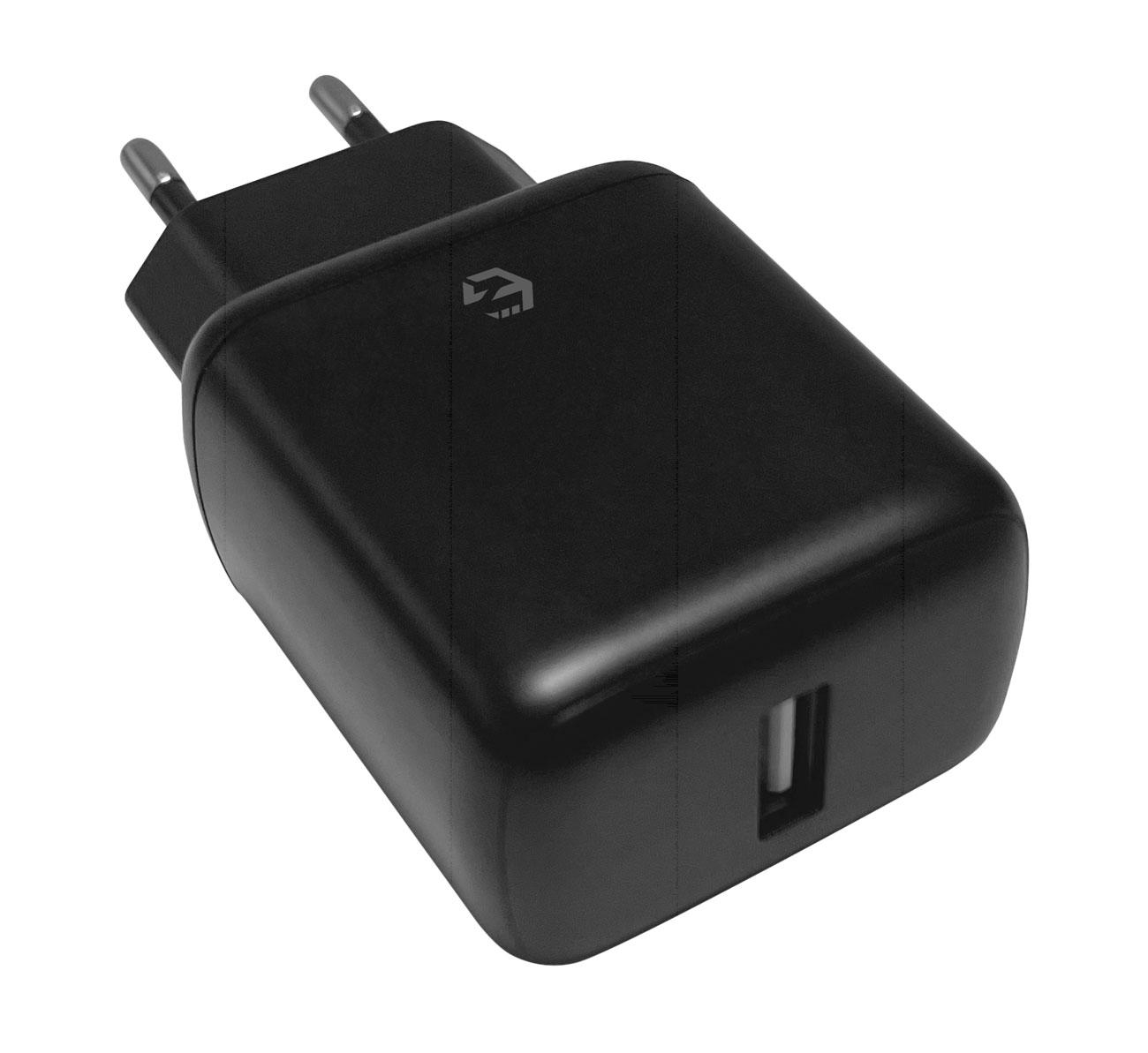 Schwarzes Ladegerät mit USB-Anschluss und zwei Stiften. Weißer Hintergrund.