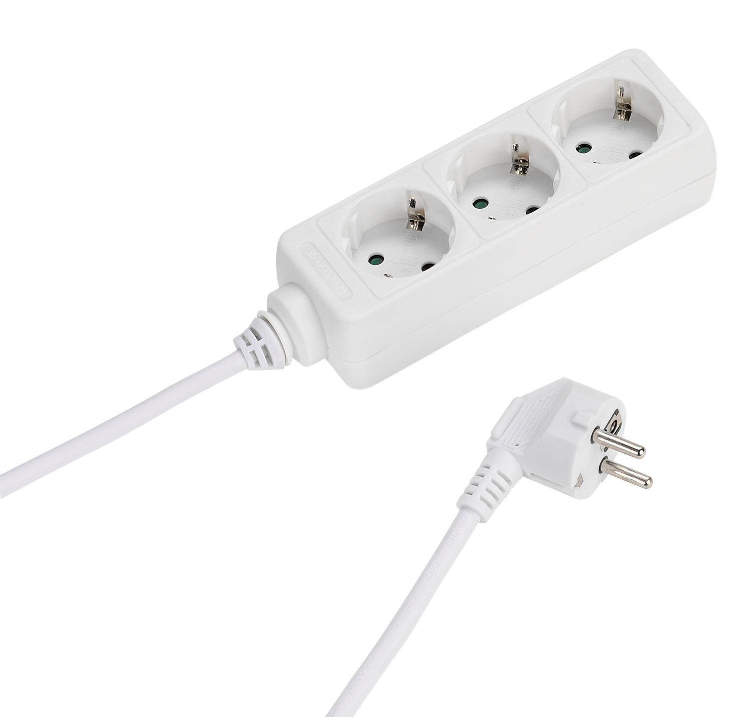 Weißes elektrisches Verlängerungskabel mit drei Steckdosen und einem Stecker, isoliert auf weißem Hintergrund.