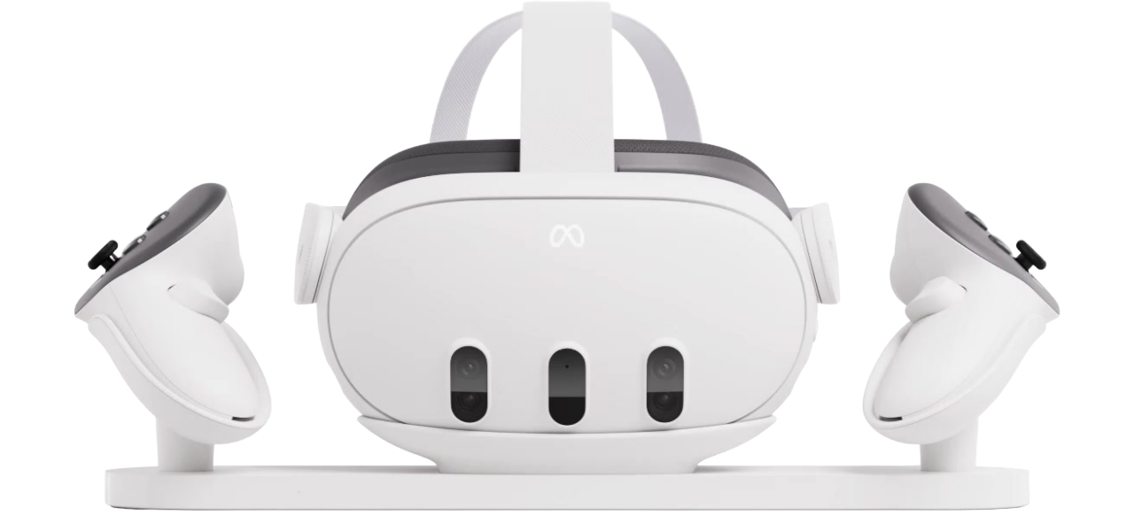 Weißes VR-Headset mit Controllern auf einem Ständer vor schwarzem Hintergrund.