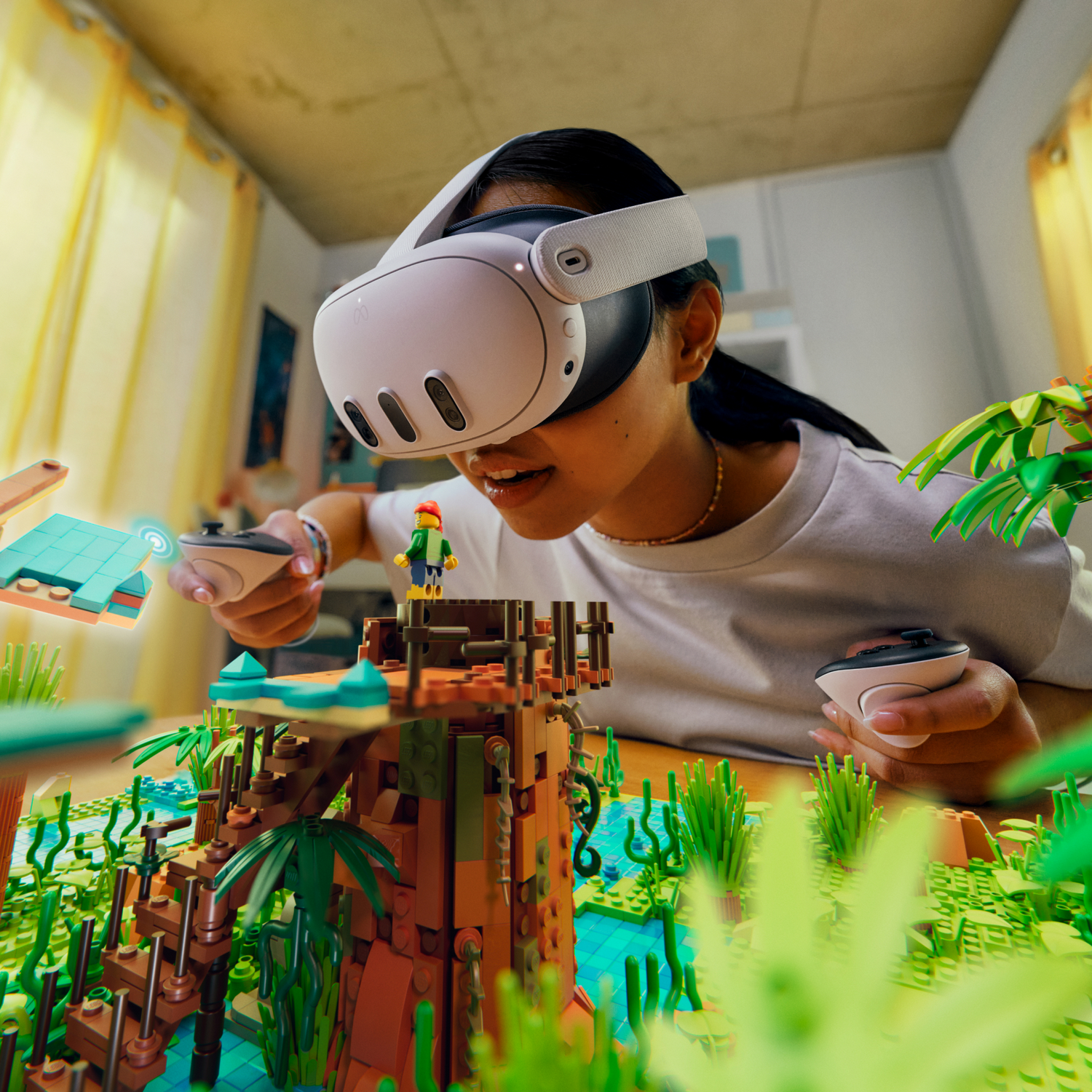 Persona con auriculares VR, jugando con Lego. Modelo Lego de un entorno selvático.