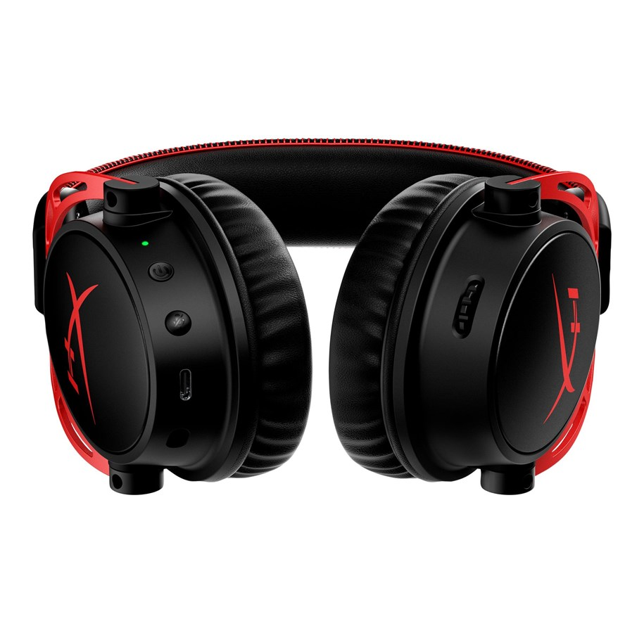 Auriculares para juegos negros y rojos, con el logotipo de HyperX, aislados sobre fondo blanco.