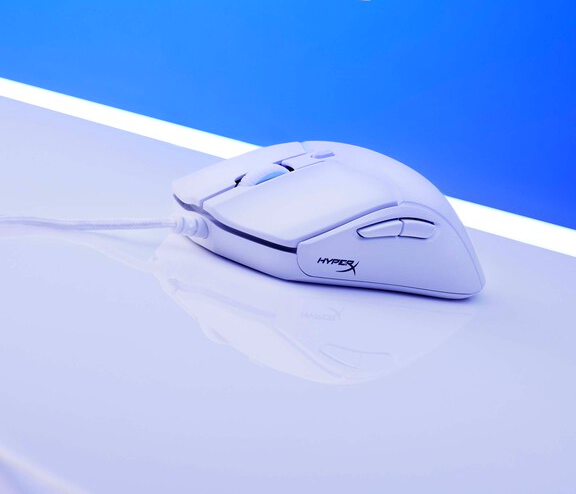 Ratón gaming blanco sobre superficie blanca, fondo azul.