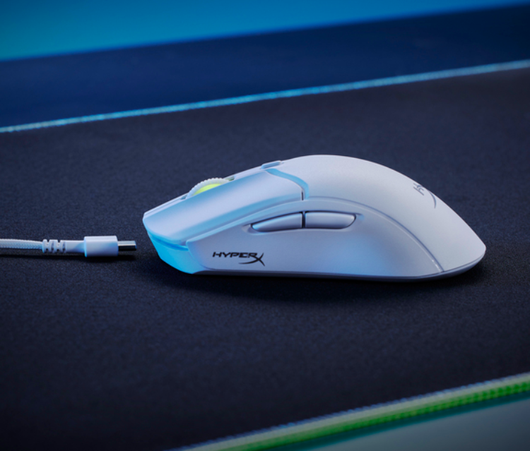 Ratón gaming blanco con cable USB-C sobre una alfombrilla negra.