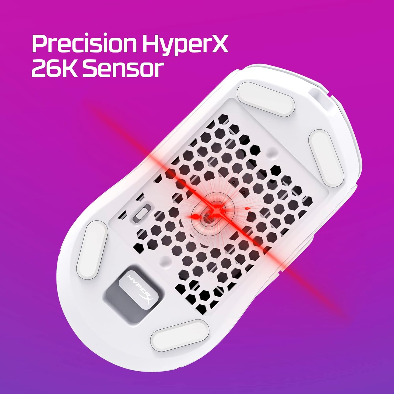 Ratón gaming HyperX blanco, con luz roja emanando del área del sensor.