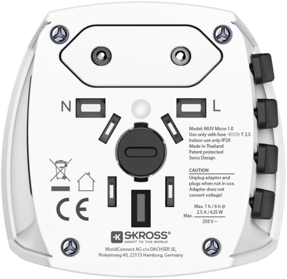 Adaptador de viaje blanco con múltiples tipos de enchufe e información de seguridad en la parte inferior.