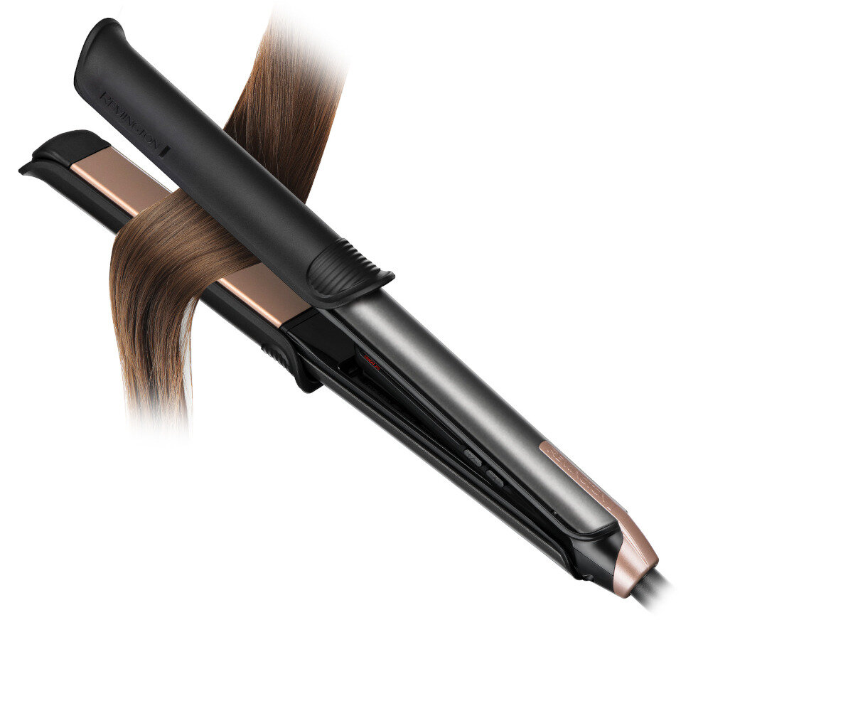 Prostownica do włosów z pasmami włosów, które są prostowane. Czarne i różowo-złote detale. Białe tło.