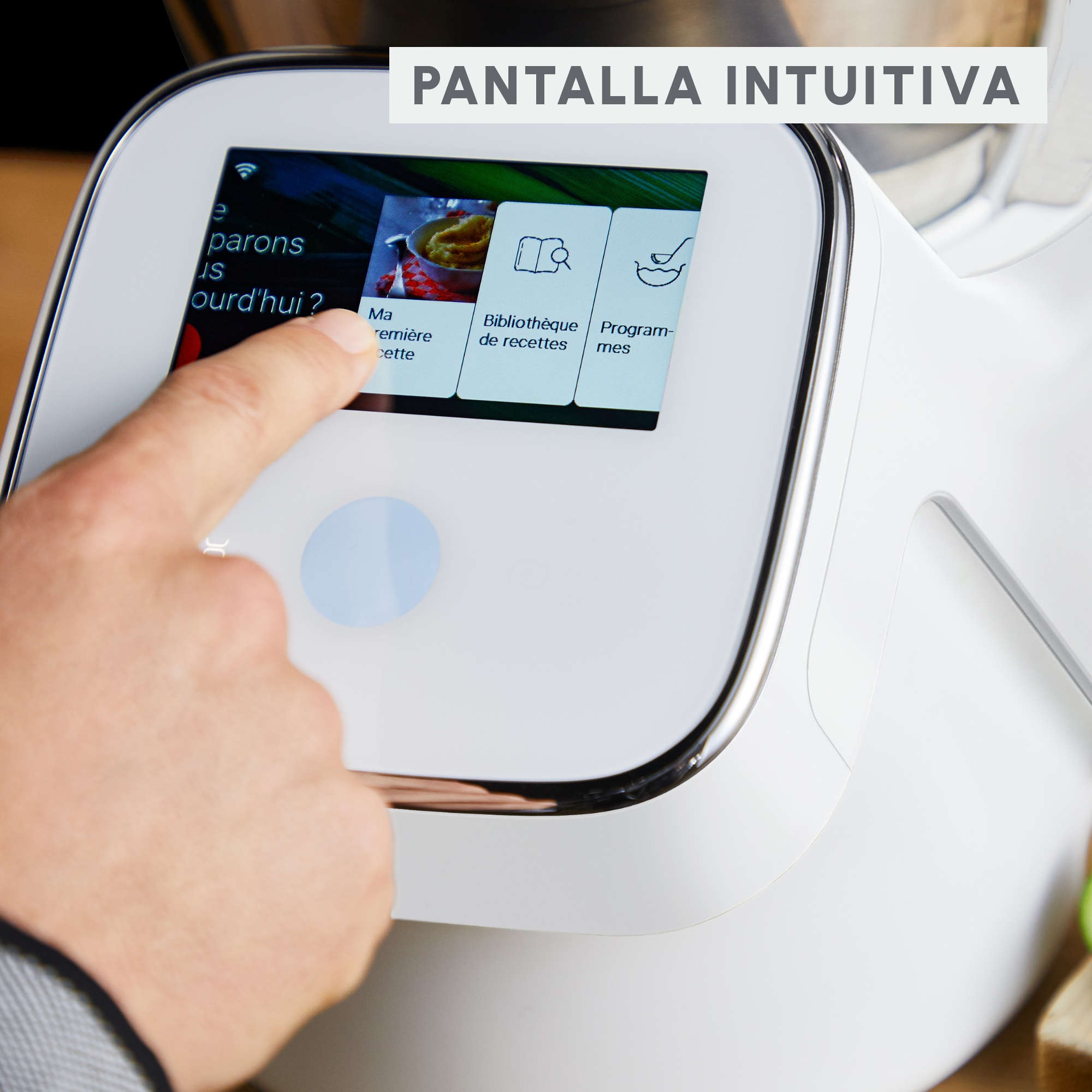 Un electrodoméstico de cocina blanco con una interfaz táctil siendo tocado por una mano.
