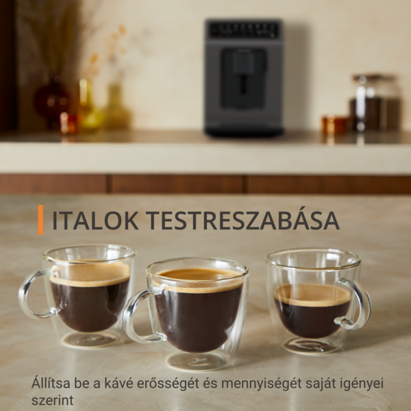 Három kávéscsésze az asztalon. Kávéfőző a háttérben. Meleg színek. Olasz szöveg alul.