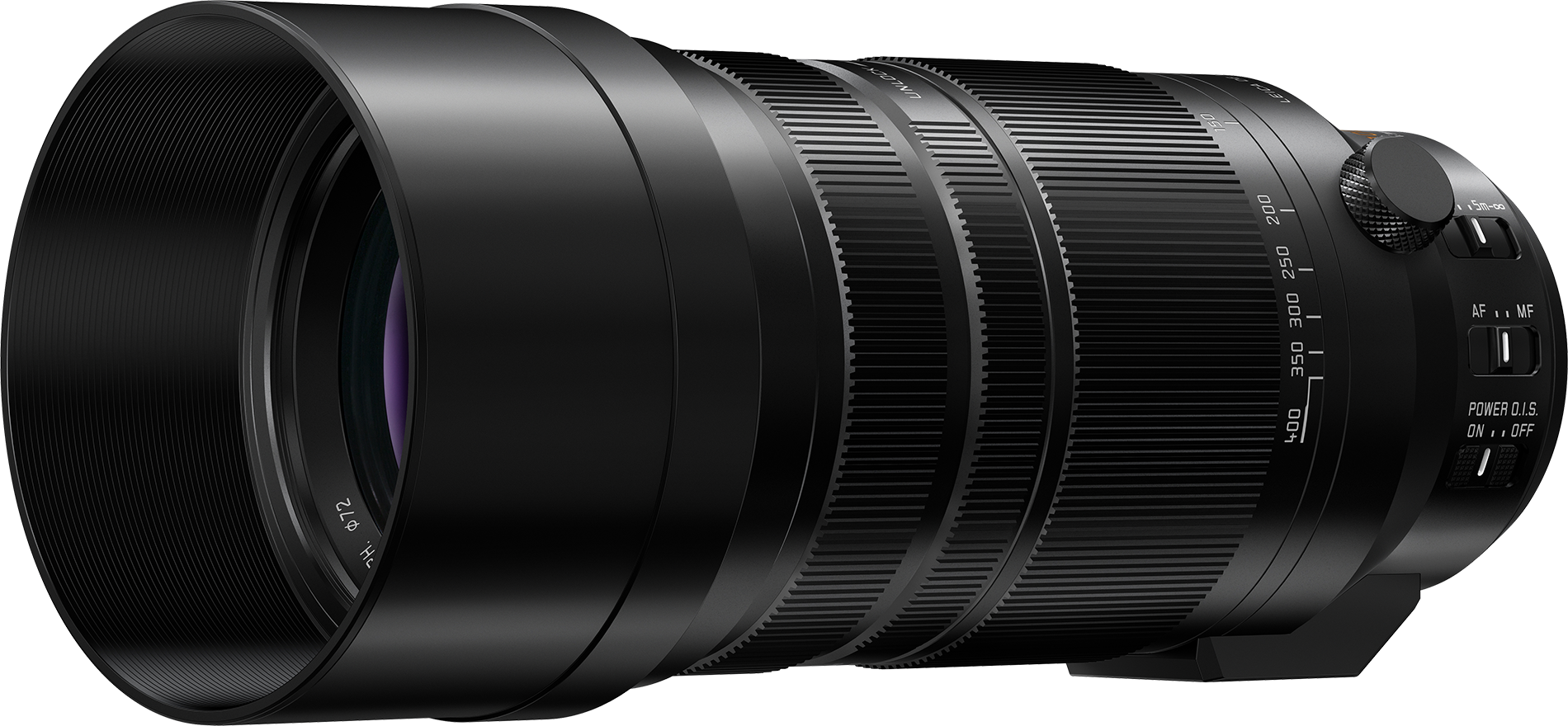 Un objectif d'appareil photo noir avec bagues de zoom et commandes, sur fond noir.