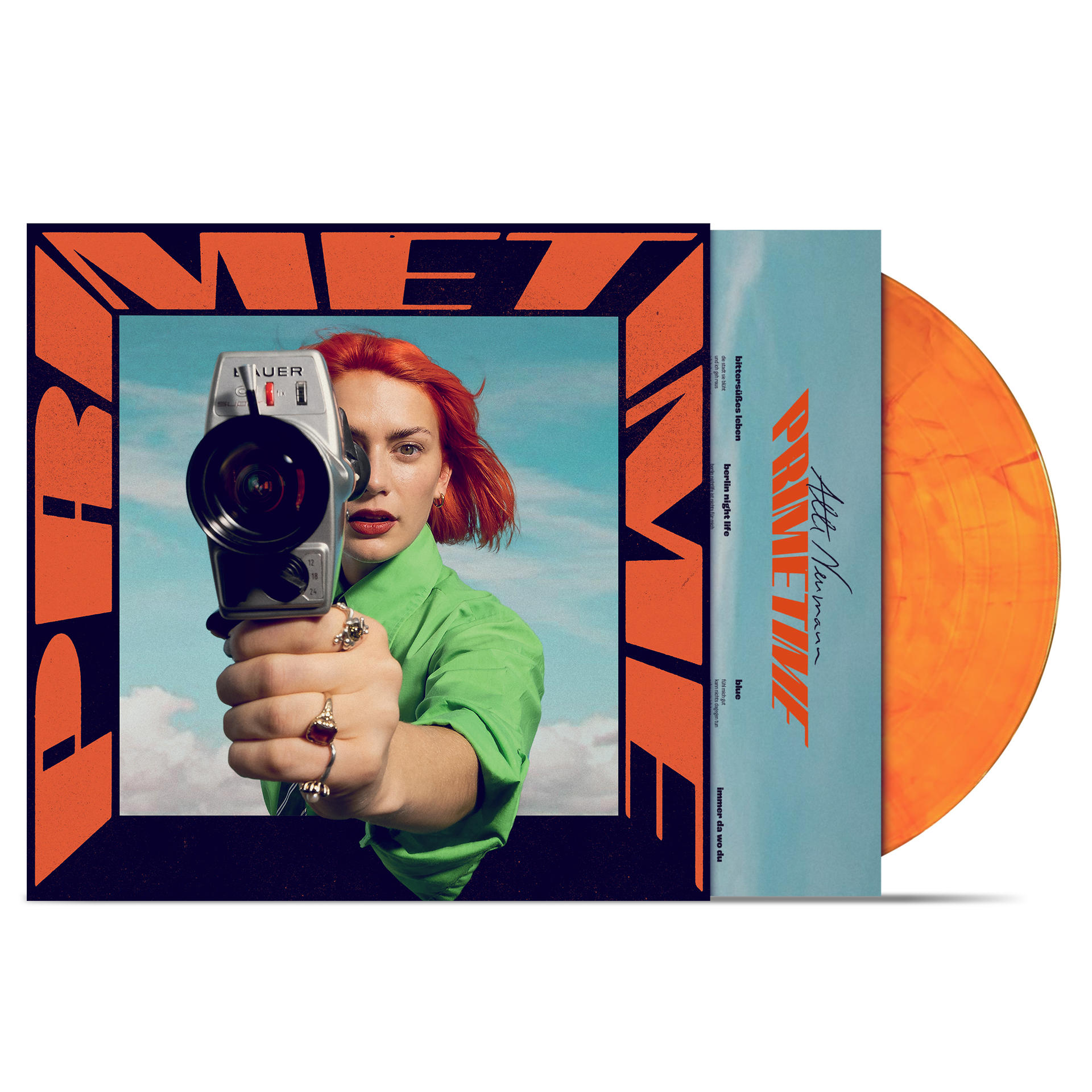 Frau hält Kamera, orangefarbene Schallplatte, Albumcover mit Text, orange-blauer Hintergrund.