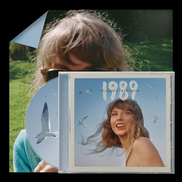 CD borító. Egy nő mosolyog, egy CD-t tart, rajta repülő sirályokkal. Szöveg: Taylor's Version 1989.