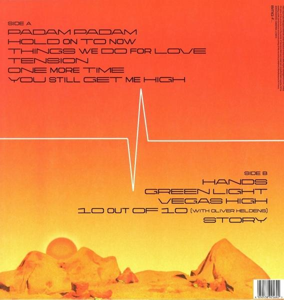 Pochette d'album orange et jaune avec texte noir.