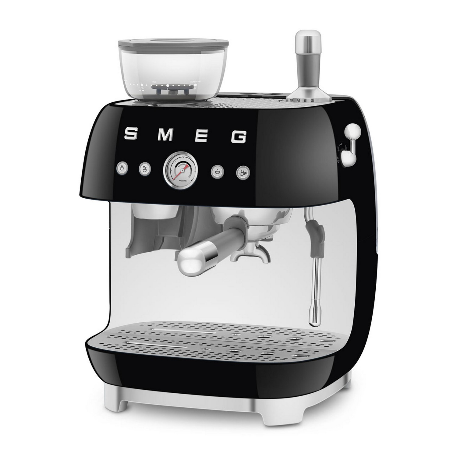 Zwarte en zilveren SMEG espressomachine. Het heeft meters, knoppen en een melkopschuimer.