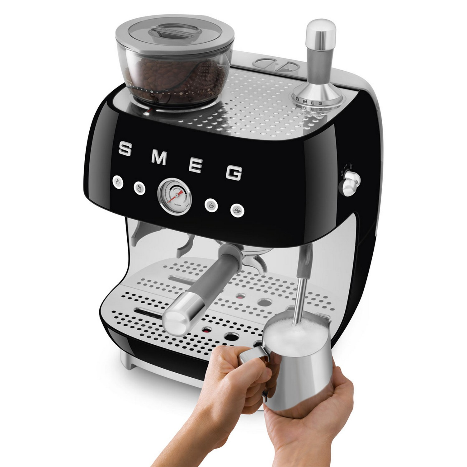 Zwarte Smeg koffiemachine met een molen en melkopschuimer. Een hand schuimt melk op.