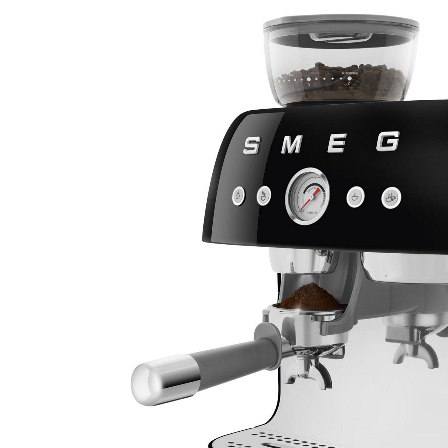Close-up van een zwarte SMEG espressomachine, met een doorzichtige bonencontainer en een manometer.