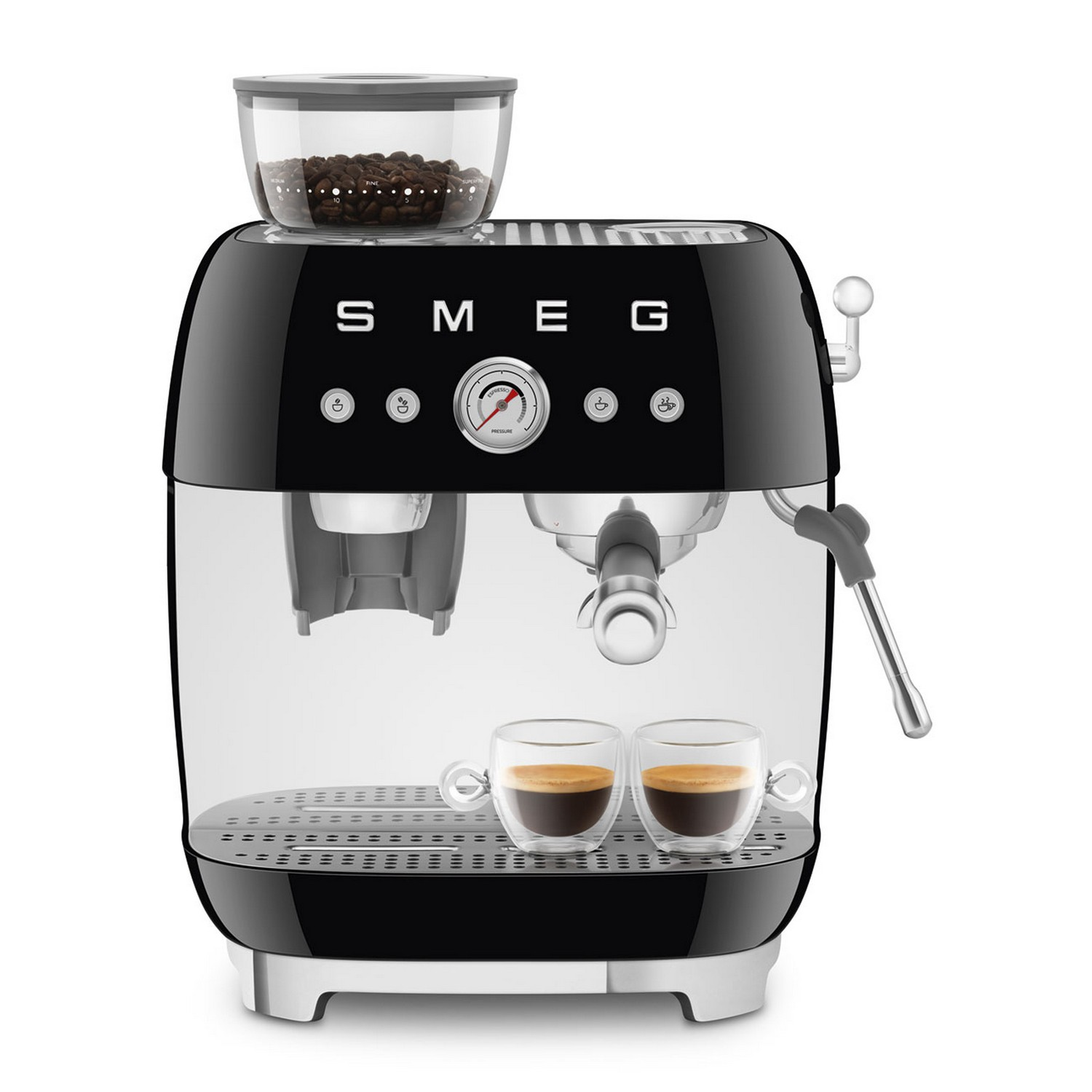 Zwarte en doorzichtige Smeg espressomachine met twee espressokopjes, een bonencontainer.
